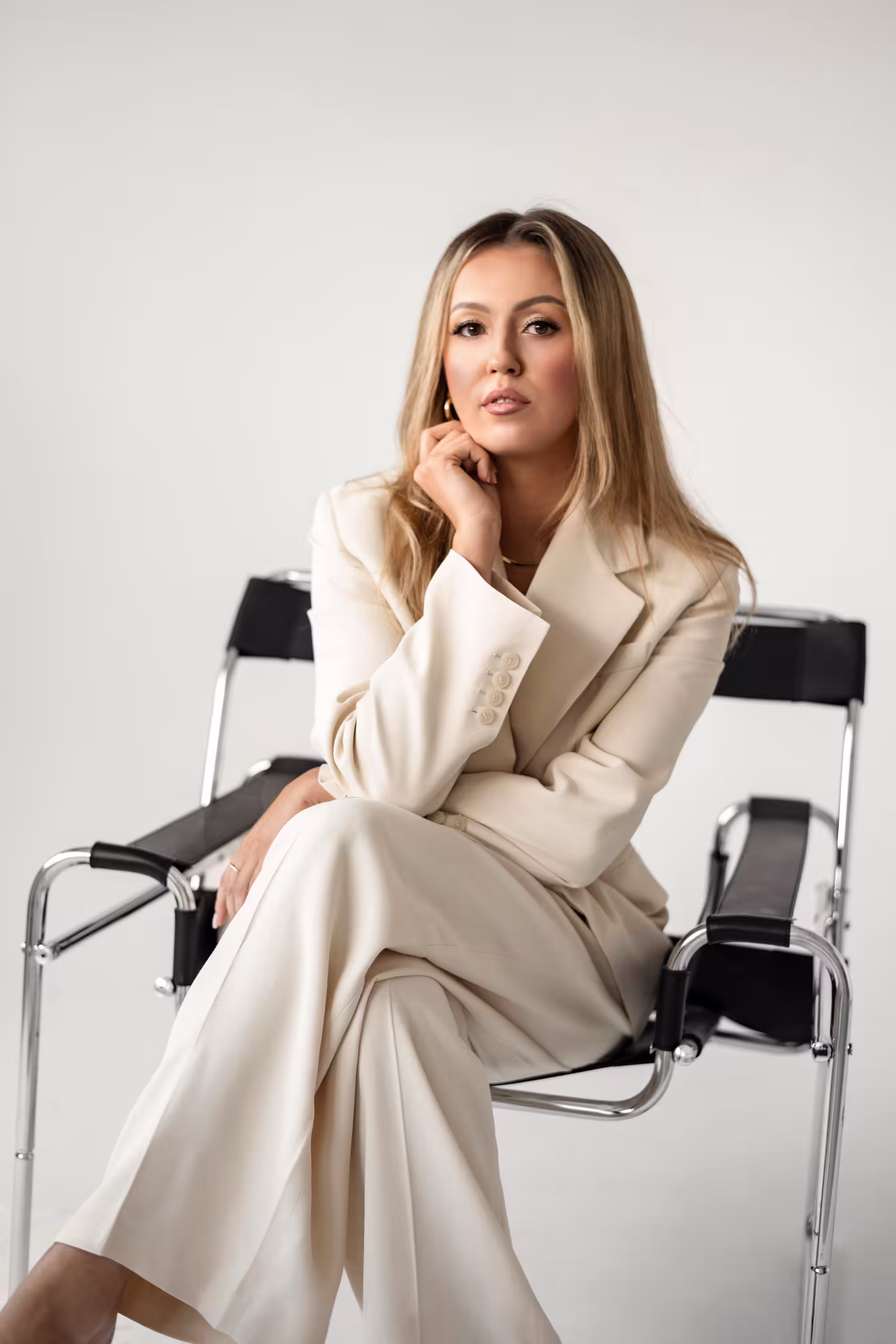 Adwokat Gabriela Waszkiewicz w pozycji siedzącej